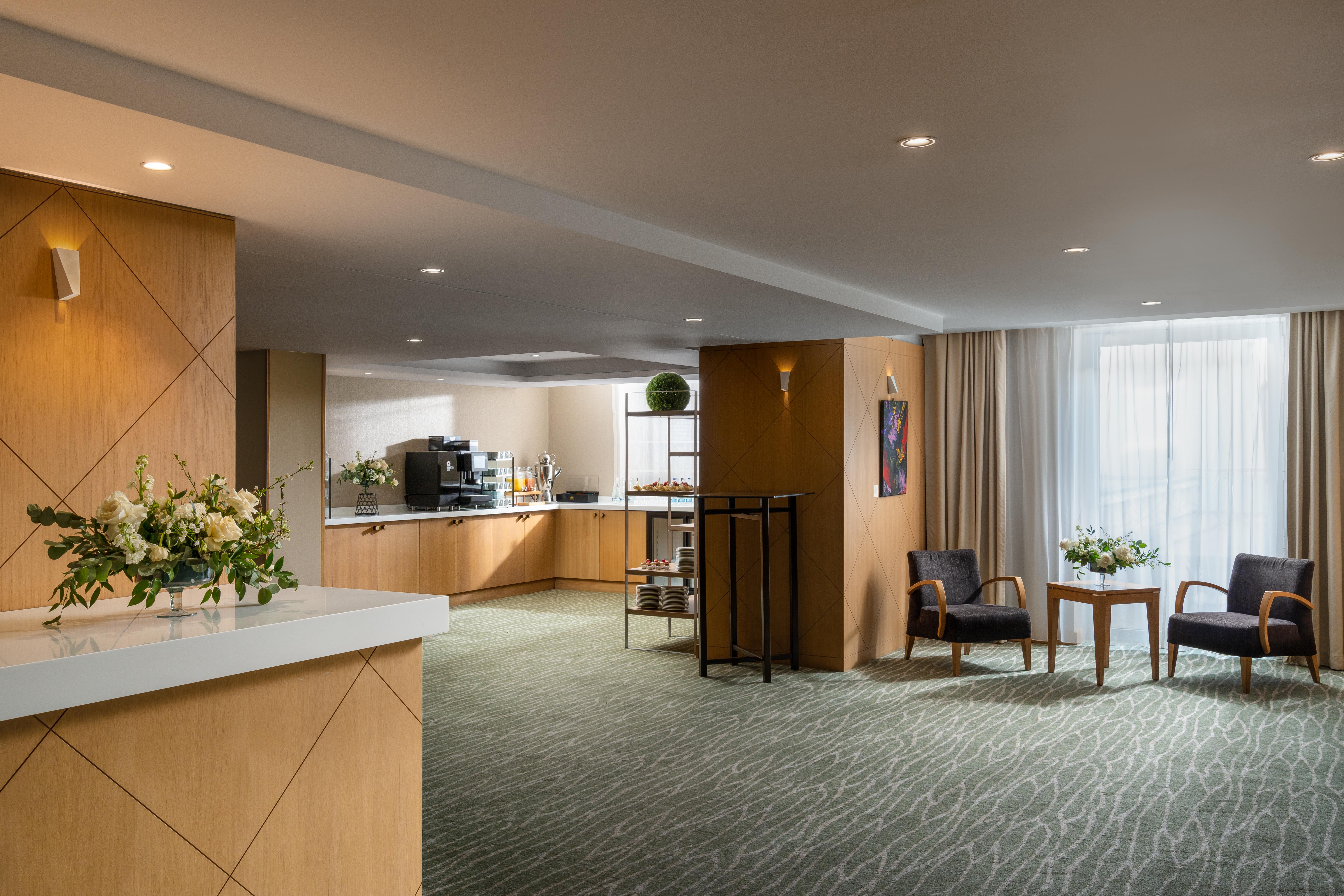 Intercontinental Athenee Palace Bucharest, An Ihg Hotel Luaran gambar The 19th floor of the building is a private club for residents.